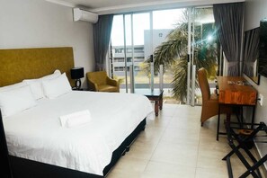 标准房, 阳台 | 办公桌、笔记本电脑工作区、遮光窗帘、熨斗/熨板