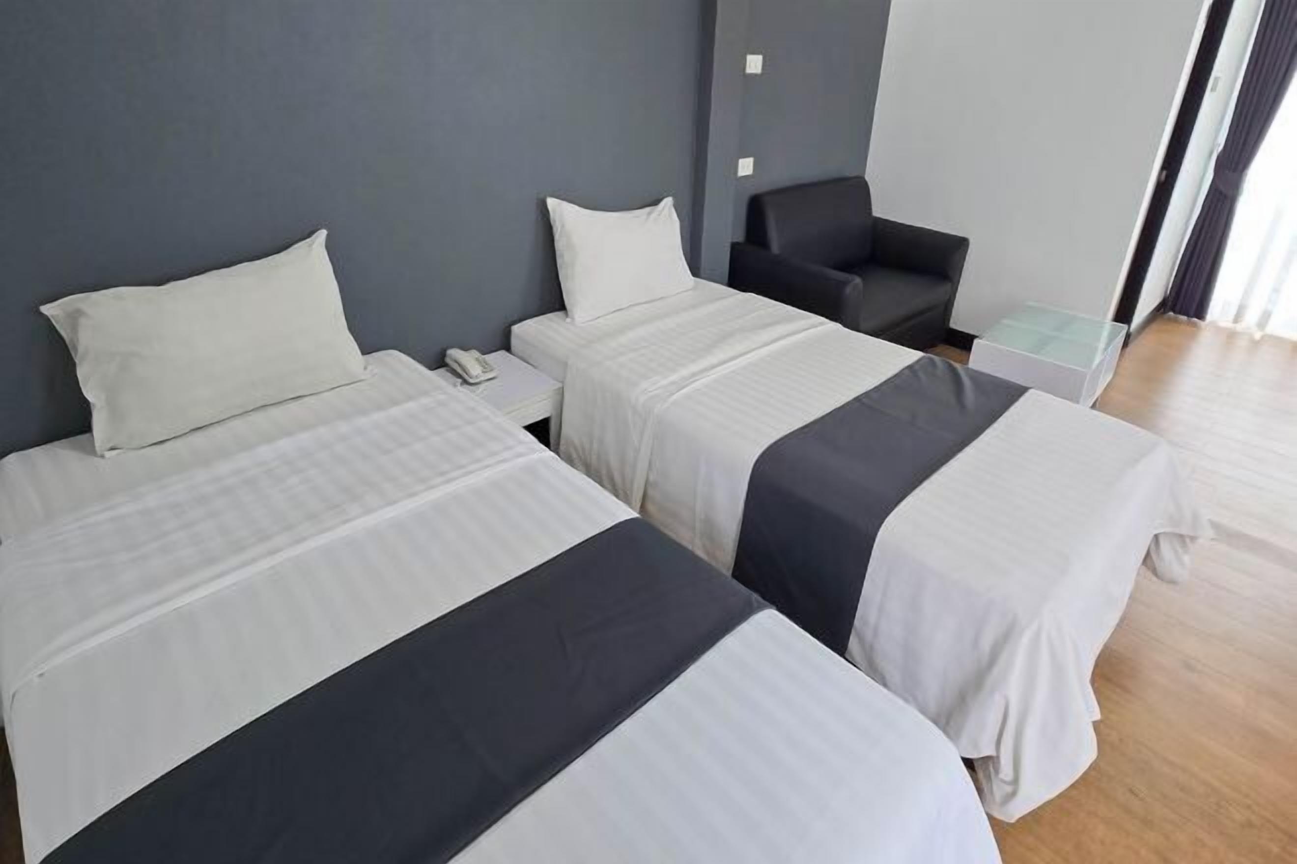 Premium bedding, minibar, desk, free WiFi