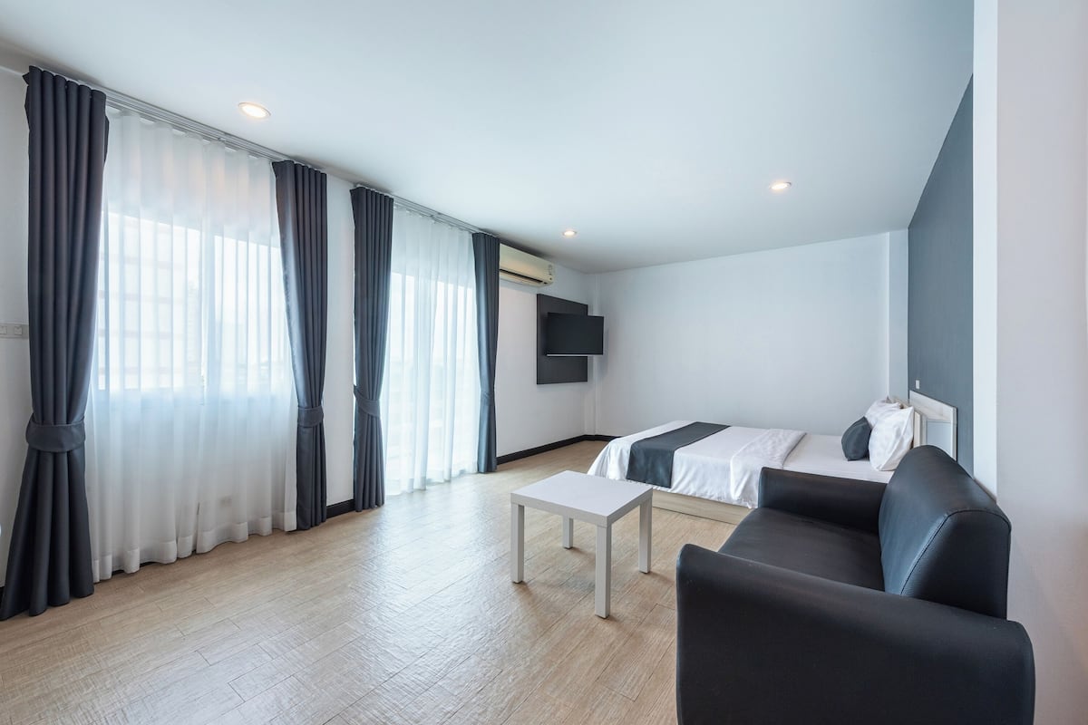 Deluxe Double Room | Premium bedding, minibar, desk, WiFi (free)