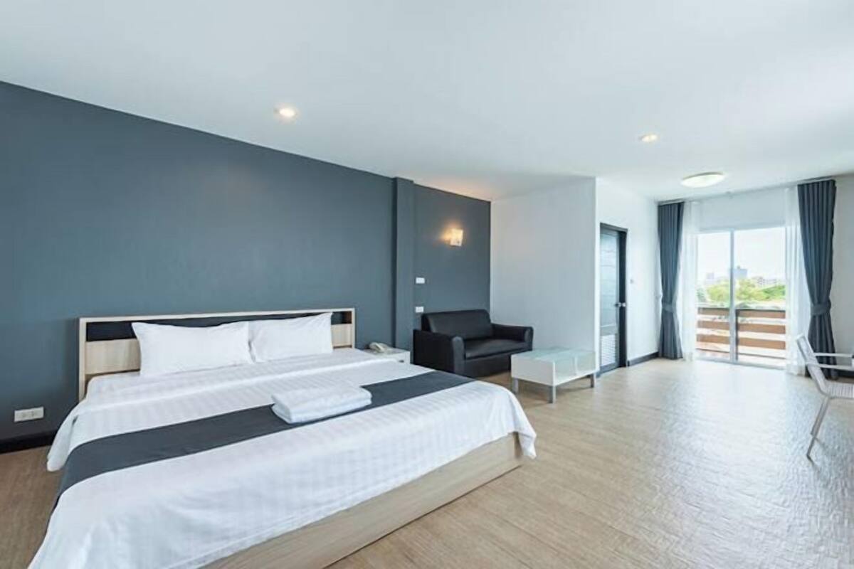 Premium bedding, minibar, desk, WiFi (free)