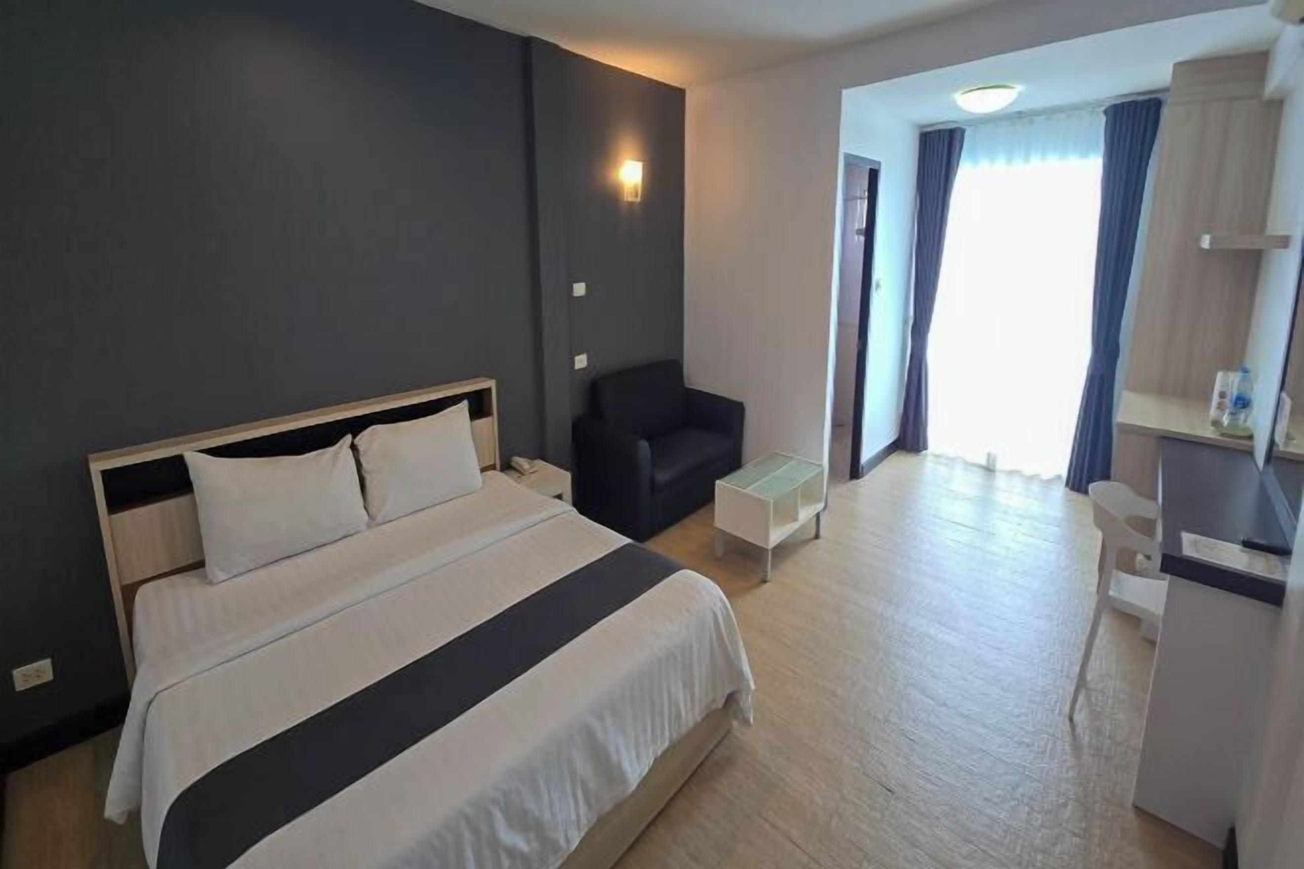 Premium bedding, minibar, desk, free WiFi