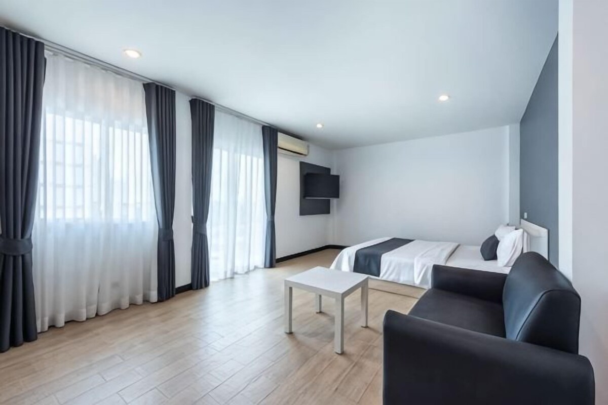 Premium bedding, minibar, desk, free WiFi