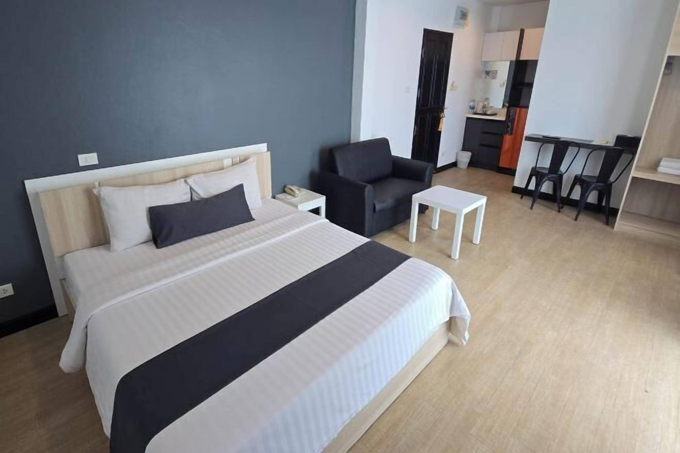 Premium bedding, minibar, desk, free WiFi