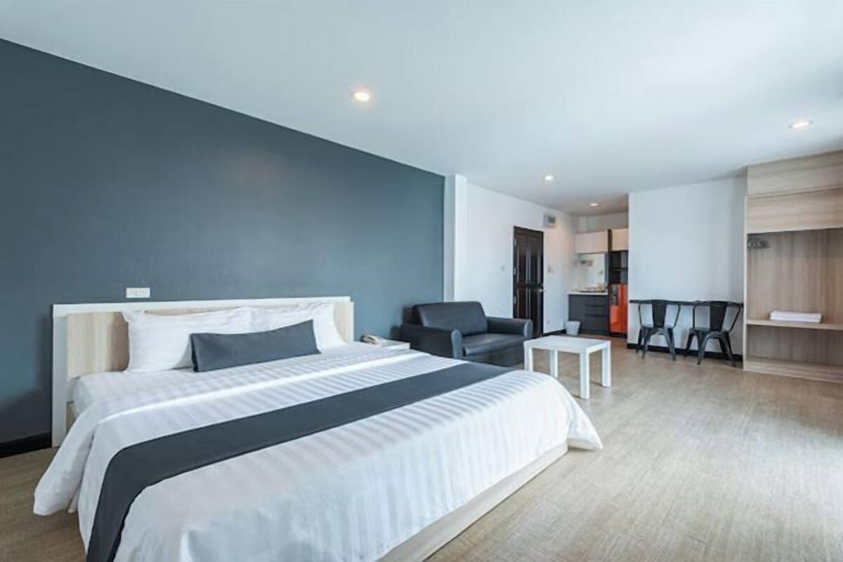 Premium bedding, minibar, desk, WiFi (free)