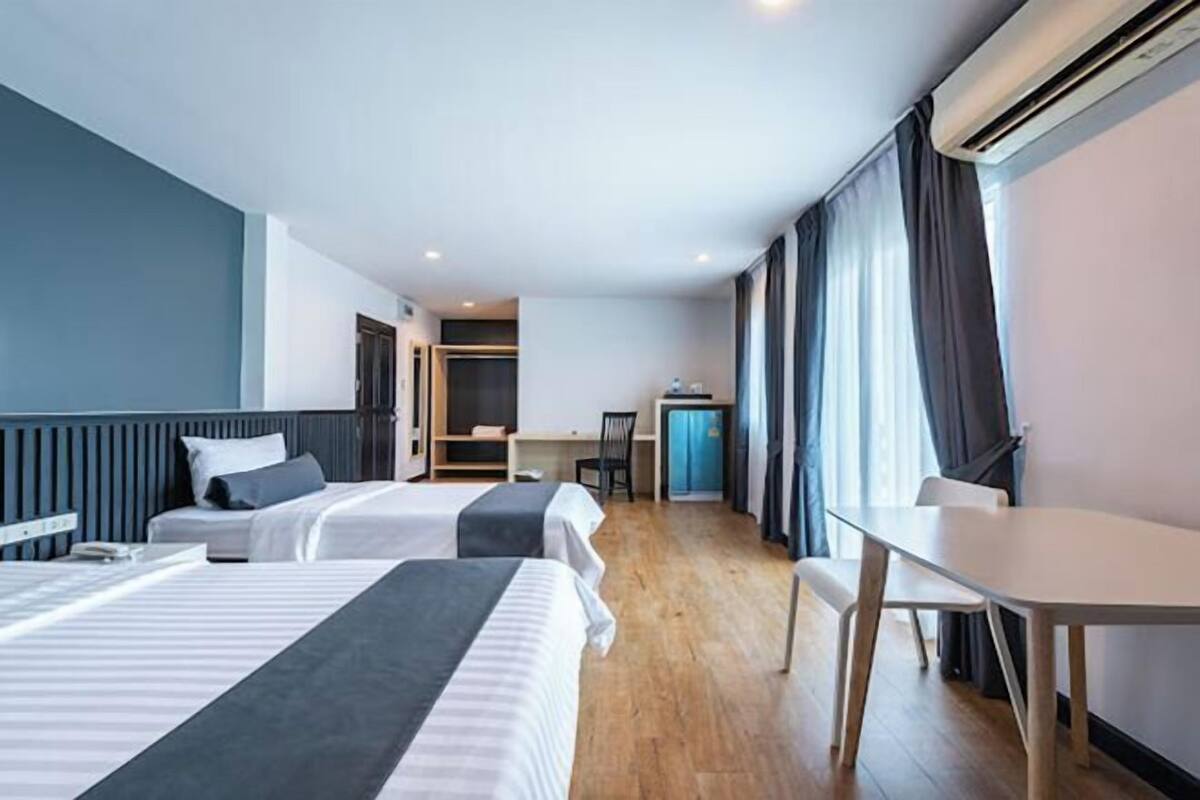 Premium bedding, minibar, desk, WiFi (free)