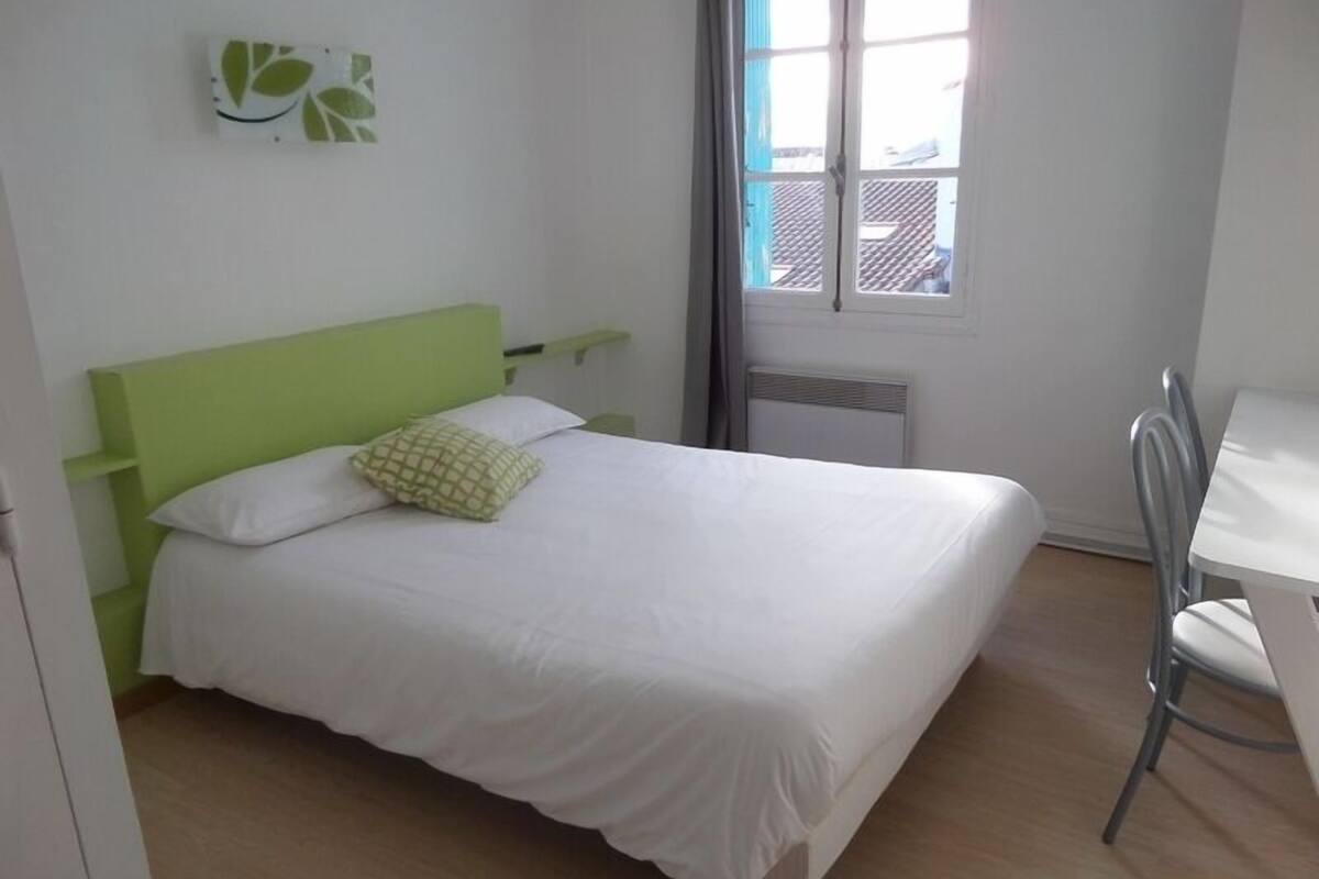 Double Room (2nd floor) | Bathroom | Free toiletries, towels