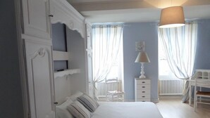 Habitación triple superior (1st floor) | Escritorio, wifi gratis, decoración individual y mobiliario individual