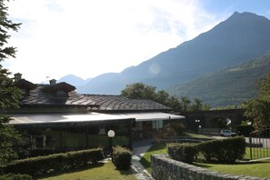 Lunch and dinner served, al fresco dining 
