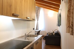 Chalet, 1 slaapkamer | Privékeuken | Een koelkast, een kookplaat, een koffiezetapparaat/waterkoker