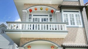 A two-story building with a balcony and a sign that reads "Pensée". - Pensee Guesthouse (Lam Vien - Da Lat)