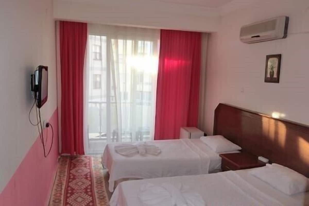 Standard Twin Room | Desk, soundproofing, iron/ironing board, free WiFi