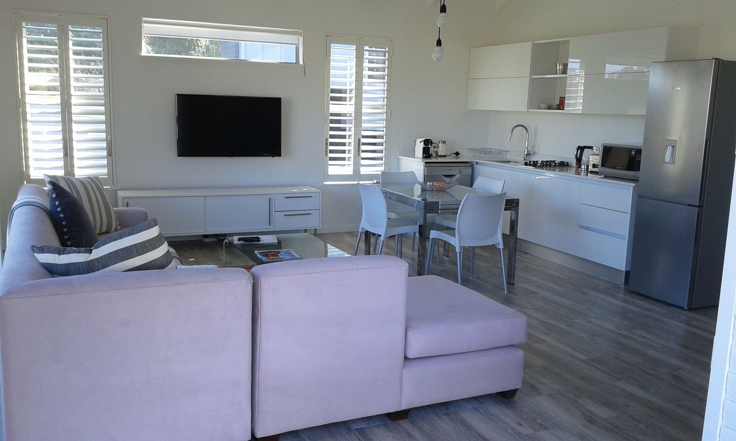 Apartamento superluxo, 2 quartos, vista para a montanha | Área de estar | TV de tela plana 48 polegadas com canais via satélite, TV LED