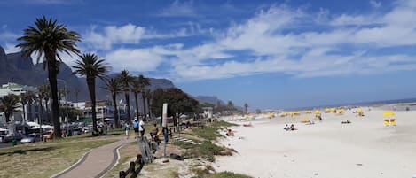 Nära stranden och vit sandstrand