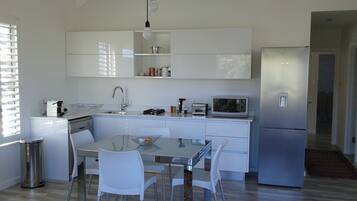 Luxury-Apartment, 2 Schlafzimmer, Bergblick | Eigene Küche | Großer Kühlschrank, Mikrowelle, Herdplatte, Geschirrspüler