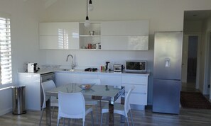Luxury Apartment, 2 Bedrooms, Mountain View | Private kitchen - Camps Bay Apartment (Cape Town)