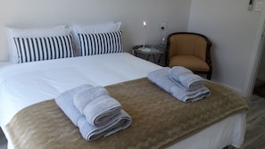 2 bedrooms, in-room safe, soundproofing, iron/ironing board - Camps Bay Apartment (Cape Town)