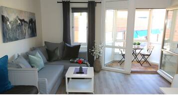 Apartamento empresarial, 1 quarto | Sala de estar | TV de tela plana