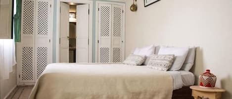 Blackout curtains, free WiFi