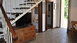 A staircase with wooden railings and a flat floor with patterned tiles. - Villa Fiumetto (Pietrasanta)