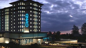 Un hotel de diseño moderno, con un llamativo letrero 'GRAND' en la fachada.