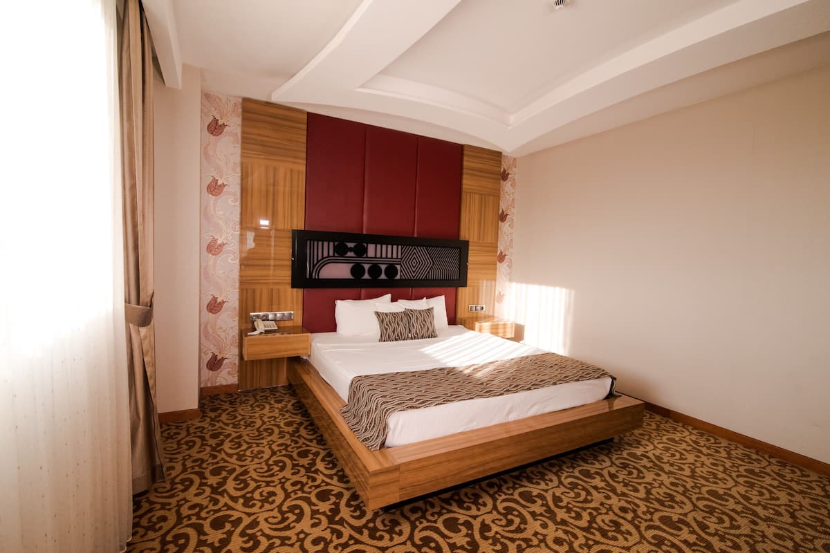 Egyptian cotton sheets, premium bedding, minibar, in-room safe