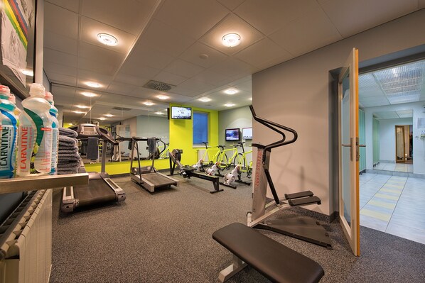 A gym with treadmills, stationary bikes, and weight machines. - PREMIUM Wellness & Wine Hotel (Znojmo)
