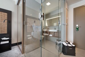 Habitación Premium doble, 1 cama de matrimonio grande | Baño | Ducha y cabezal de ducha tipo lluvia