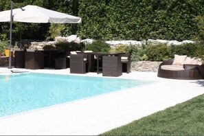 Außenpool (je nach Saison geöffnet), Sonnenschirme, Liegestühle