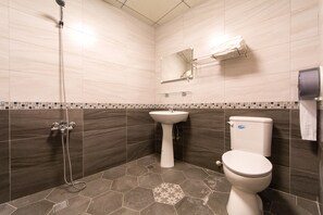 Room (8-Person) | Bathroom | Shower, free toiletries, hair dryer, slippers - Don't Leave Fun (Guanshan)