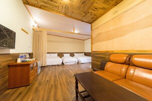 Room (5-Person) | Desk, blackout drapes, free WiFi