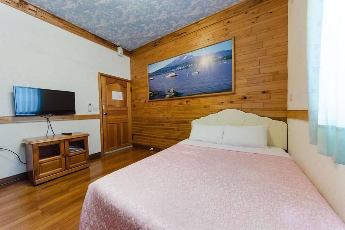 Escritorio, cortinas blackout y wifi gratis 