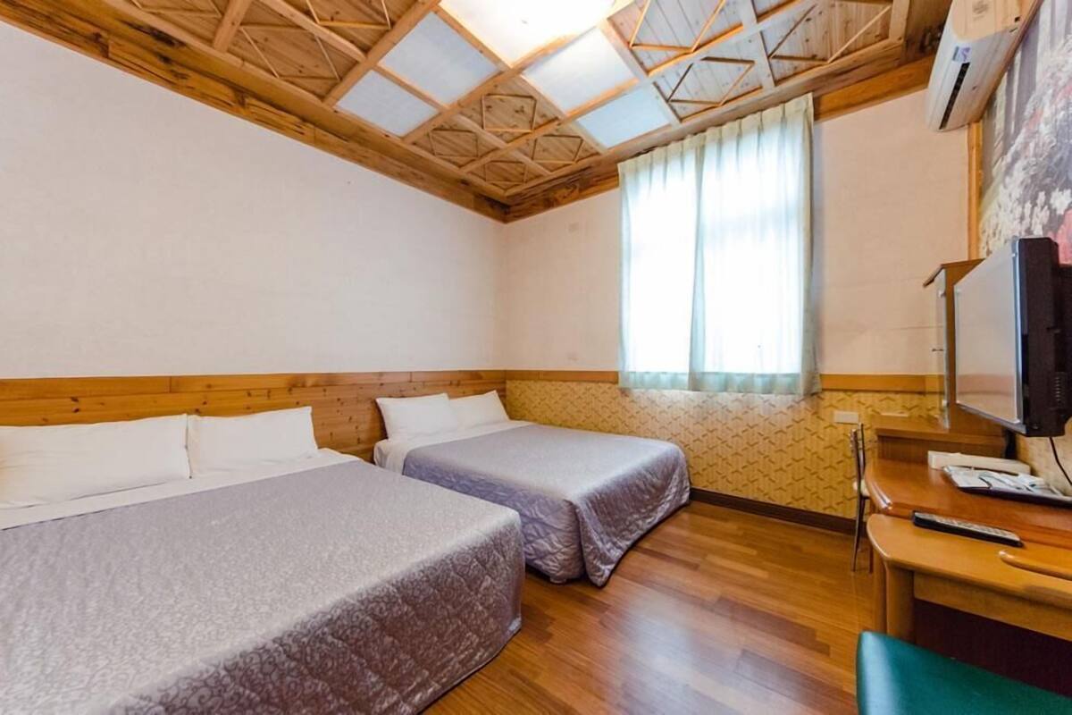 Escritorio, cortinas blackout y wifi gratis 