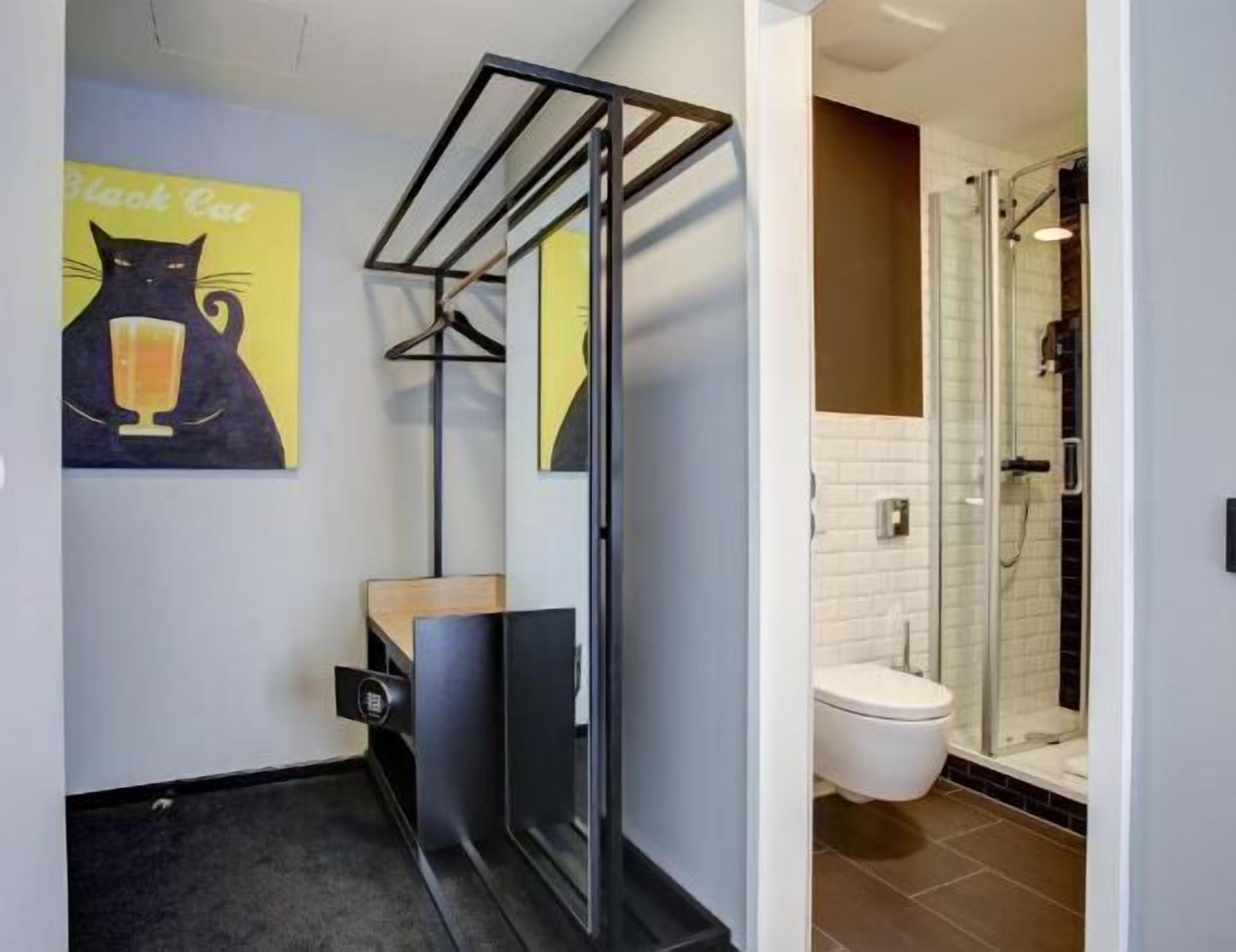 Kylpyhuone | Suihku, ilmaiset hygieniatuotteet, pyyhkeet