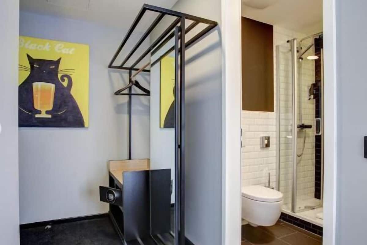Baño | Regadera, amenidades de baño gratuitas, toallas