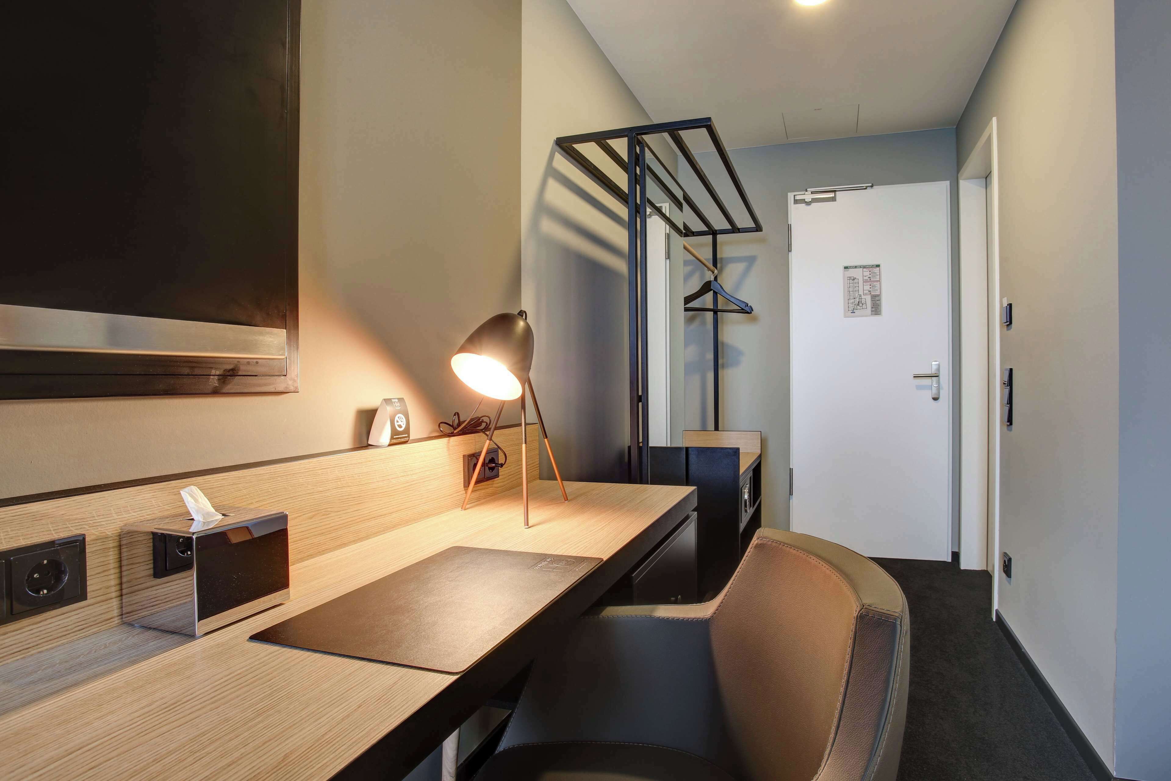 comfort room, 1 double bed | premium bedding, desk, soundproofing, free wifi