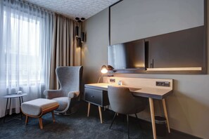 Ropa de cama de alta calidad, escritorio y sistema de insonorización 