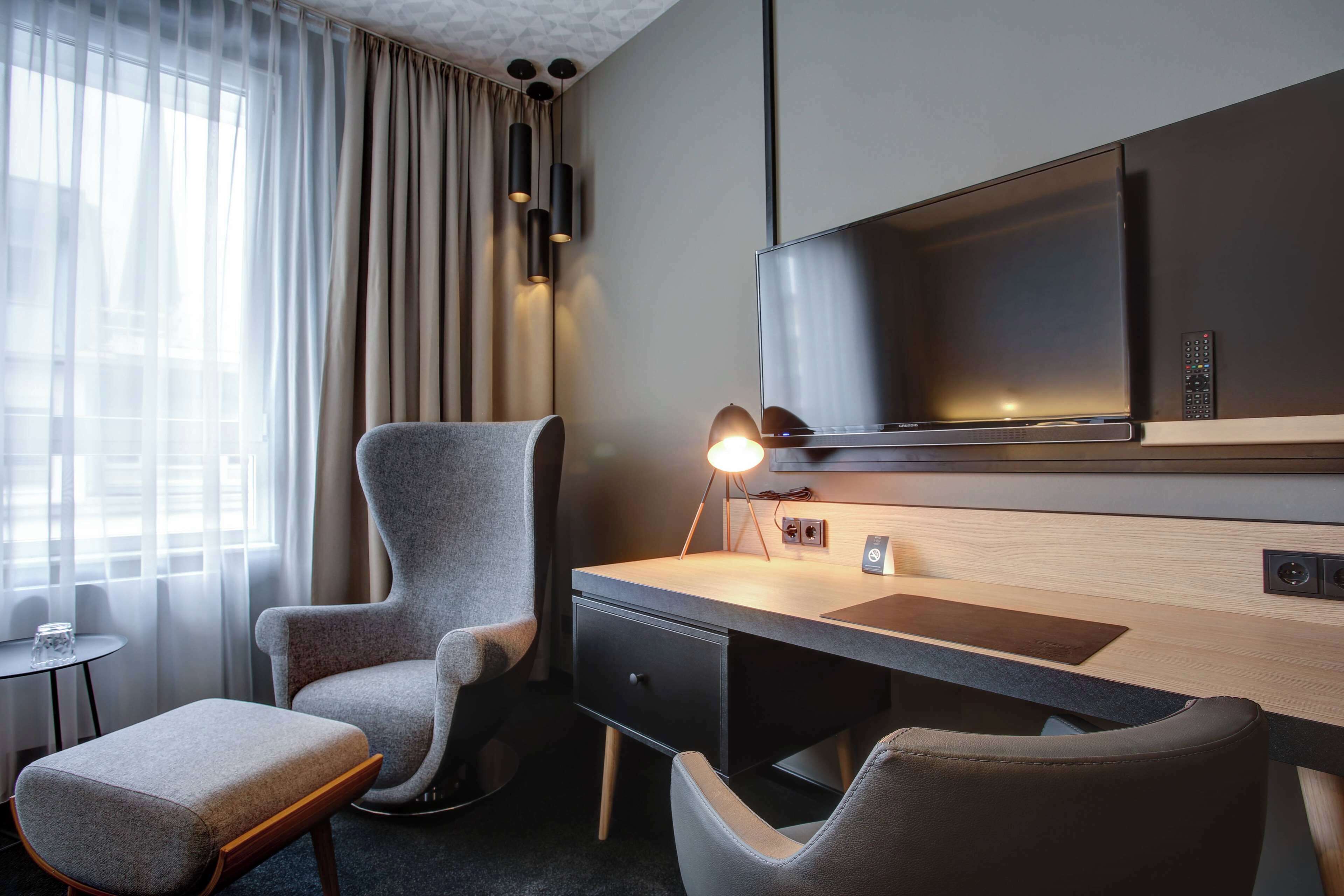 comfort room, 1 double bed | premium bedding, desk, soundproofing, free wifi