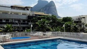 A swimming pool with a view of a mountain. - Tropical Barra Hotel (Rio de Janeiro)