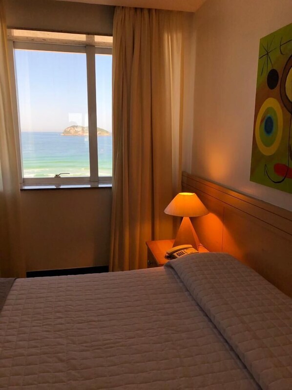 Deluxe kamer, 1 tweepersoonsbed, uitzicht op zee | Een kluis op de kamer, verduisterende gordijnen, gratis wifi, beddengoed