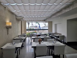 Serveert ontbijt en lunch, stranduitzicht