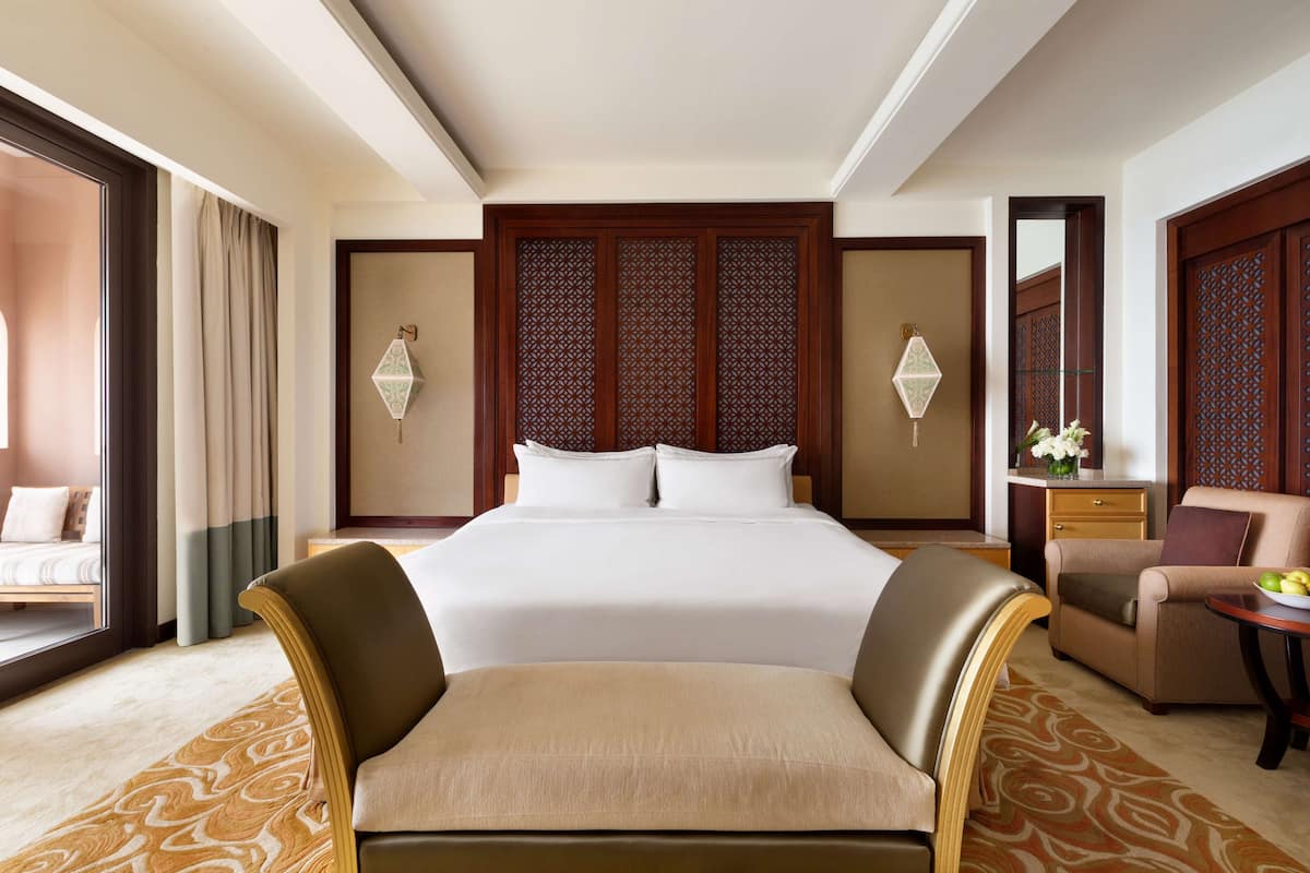 One Bedroom Suite with Al-Husn Benefits | 1 間睡房、埃及棉床單、高級寢具、羽絨被