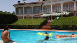 Una piscina con un edificio sullo sfondo.