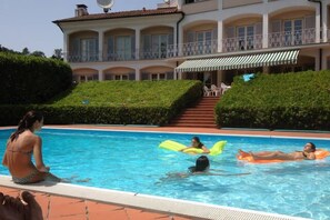 Outdoor pool, pool umbrellas, sun loungers - Villa Bianca (Lucca)