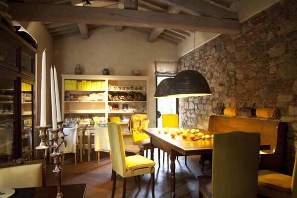 Breakfast, lunch, dinner served; local cuisine, garden views - Casa Osteria (Lucca)