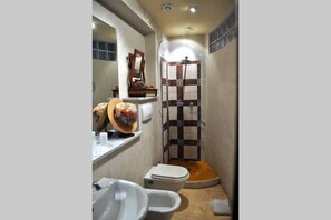 Appartement, 2 chambres (Casa Osteria) | Salle de bain | Douche, sèche-cheveux, bidet, serviettes fournies