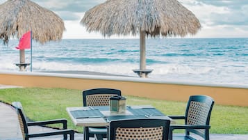 Se sirven desayunos, comidas, cenas y cocina local con vista a la playa