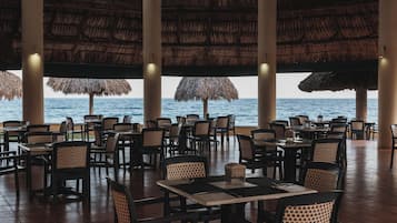 Se sirven desayunos, comidas y cenas con vista a la playa 