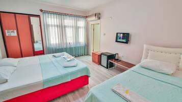 Chambre Quadruple Classique, 1 chambre, salle de bains attenante, vue ville | Minibar, bureau, Wi-Fi gratuit