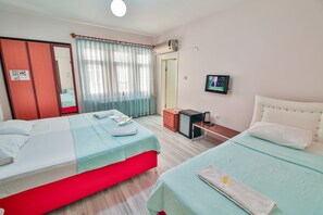 Quadrupla Classic, 1 camera da letto, bagno in camera, vista città | Minibar, una scrivania, Wi-Fi gratuito