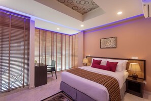 Minibar, in-room safe, desk, soundproofing - The Avenue and Spa (Hulhumalé)